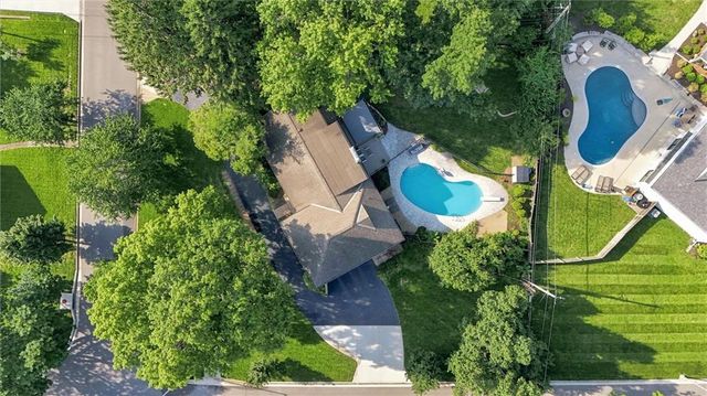 9700 Wenonga Lane, Leawood, KS 66206