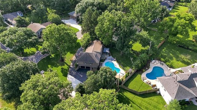9700 Wenonga Lane, Leawood, KS 66206