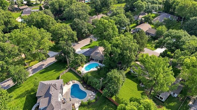 9700 Wenonga Lane, Leawood, KS 66206