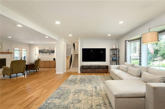 9700 Wenonga Lane, Leawood, KS 66206