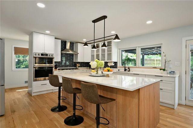9700 Wenonga Lane, Leawood, KS 66206
