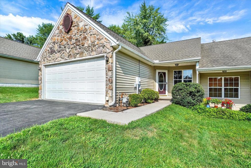 1712 BOXWOOD CT, Dover, PA 17315