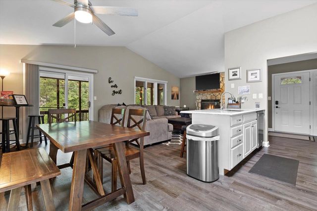 32 S Walworth AVENUE, Williams Bay, WI 53191