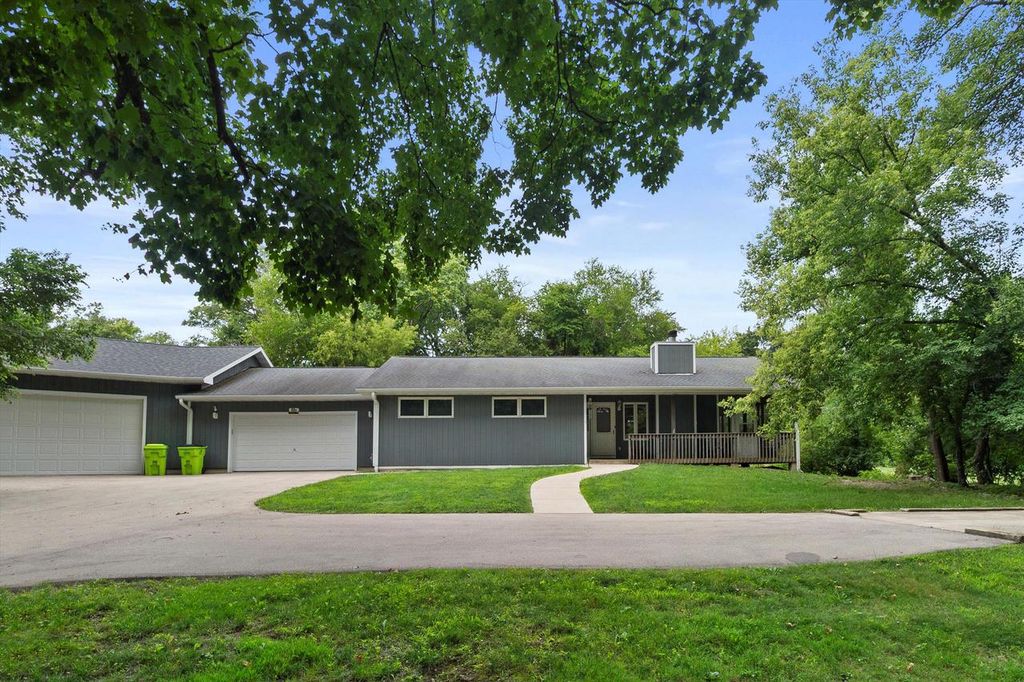 32 S Walworth AVENUE, Williams Bay, WI 53191