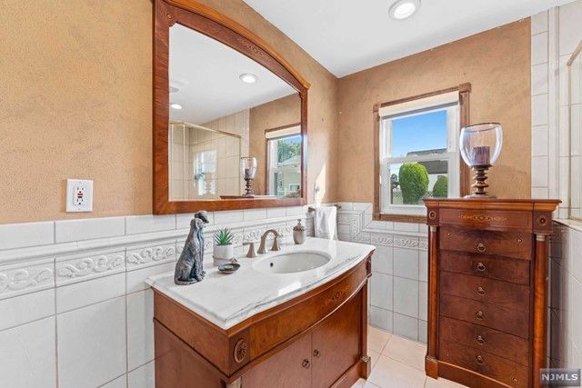 264 Paterson Avenue, Lodi, NJ 07644