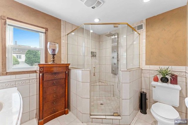264 Paterson Avenue, Lodi, NJ 07644