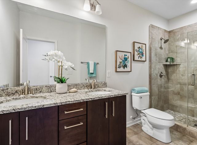 1633 Grand Avenue, Des Moines, IA 50309