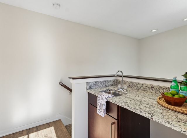 1633 Grand Avenue, Des Moines, IA 50309