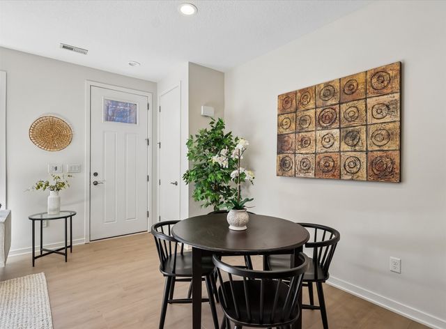 1633 Grand Avenue, Des Moines, IA 50309