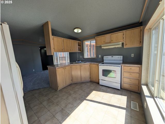 3300 PACIFIC Loop, Coos Bay, OR 97420