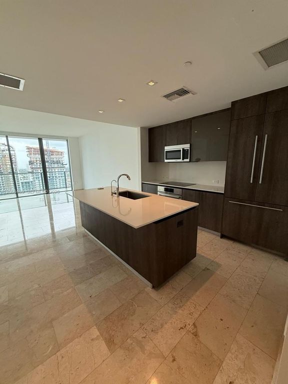 68 SE 6th St 3906, Miami, FL 33131