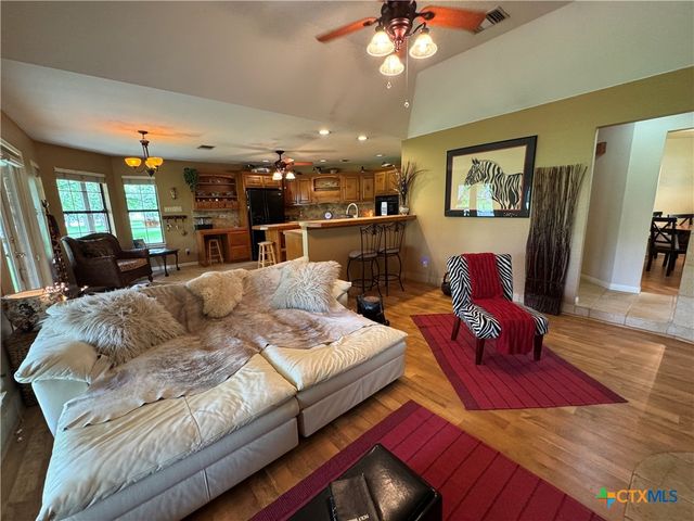 433 Las Brisas Boulevard, Seguin, TX 78155