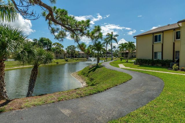 318 Pine Ridge Circle C-2, Greenacres, FL 33463