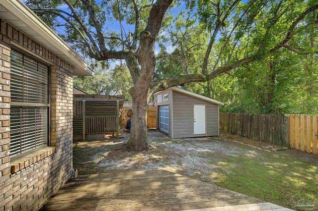 2841 Winners Cir Dr, Navarre, FL 32566