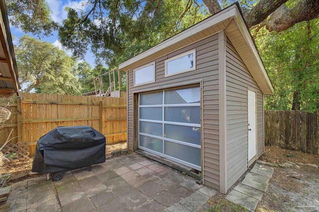 2841 Winners Cir Dr, Navarre, FL 32566