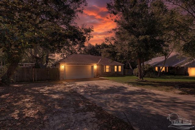 2841 Winners Cir Dr, Navarre, FL 32566