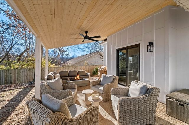 2784 N Raintree Drive, Fayetteville, AR 72703