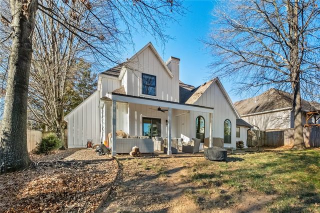 2784 N Raintree Drive, Fayetteville, AR 72703