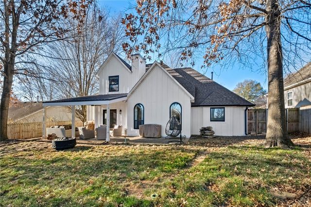 2784 N Raintree Drive, Fayetteville, AR 72703