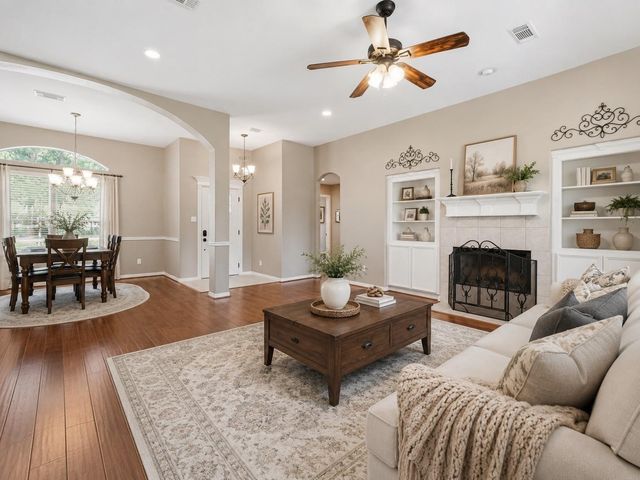 14 E Forest Court, Conroe, TX 77384