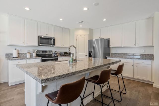 2146 W Escher Drive, Hanford, CA 93230