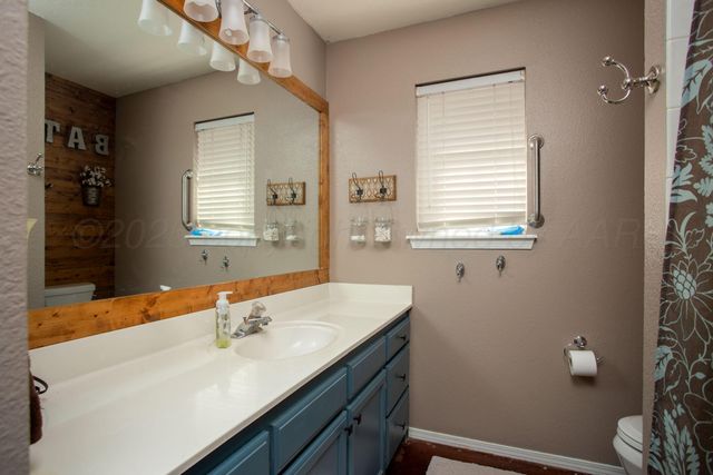 5607 FOXCROFT Drive, Amarillo, TX 79109