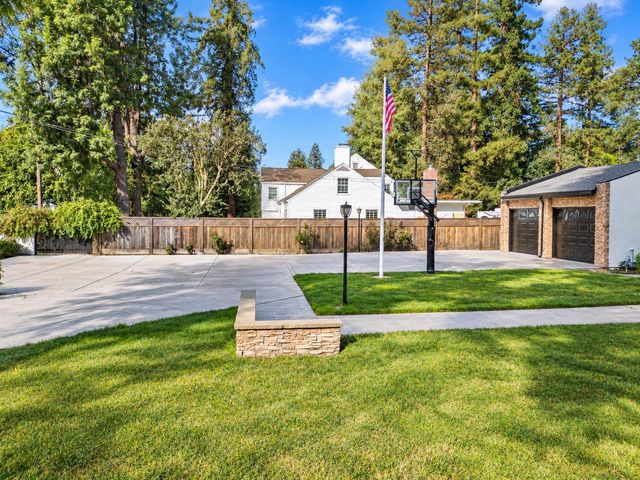 3635 Country Club Blvd, Stockton, CA 95204