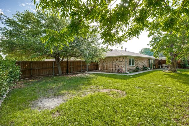 1429 Meandering Way, Garland, TX 75040