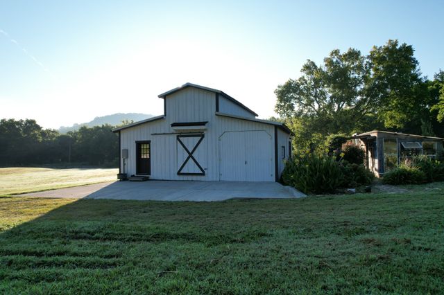 4824 Campbellsville Pike, Columbia, TN 38401