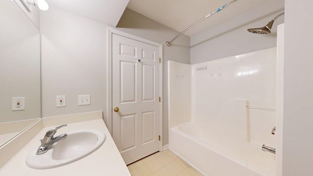 2767 S Knightsbridge Circle, Ann Arbor, MI 48105