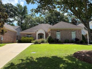 611 Jamestown Blvd, Dothan, AL 36301
