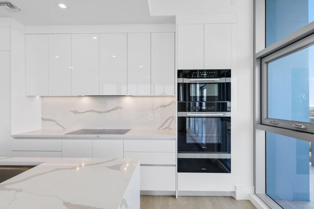 220 Lake Shore Drive 1823, Lake Park, FL 33403