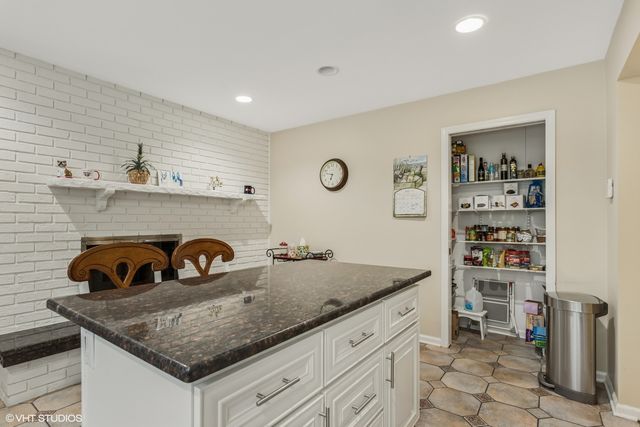 48 Kingston Drive, Oak Brook, IL 60523