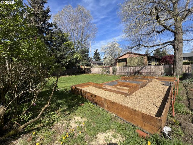 12101 Se LINCOLN St, Portland, OR 97216