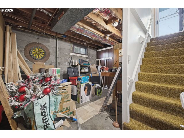 12101 Se LINCOLN St, Portland, OR 97216