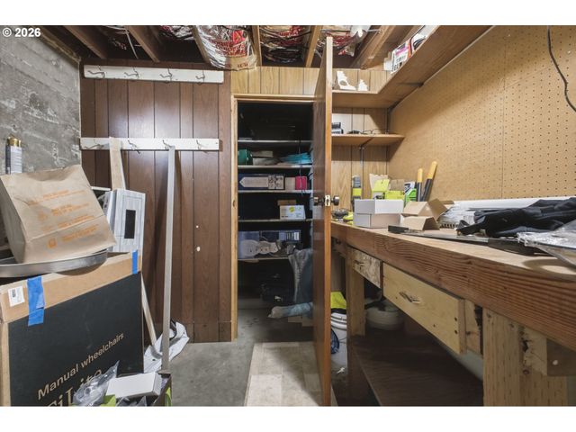 12101 Se LINCOLN St, Portland, OR 97216