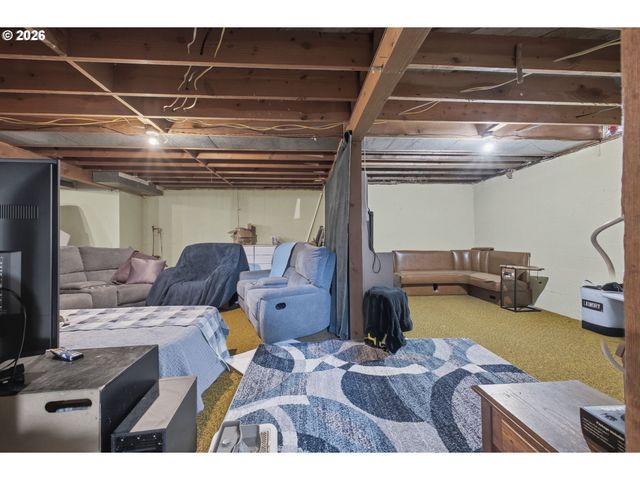 12101 Se LINCOLN St, Portland, OR 97216