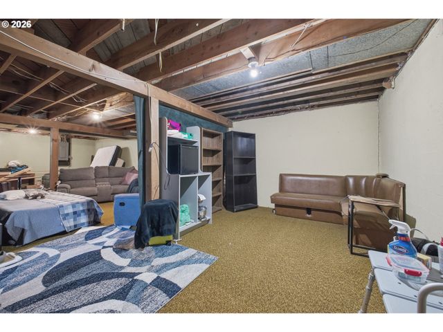 12101 Se LINCOLN St, Portland, OR 97216