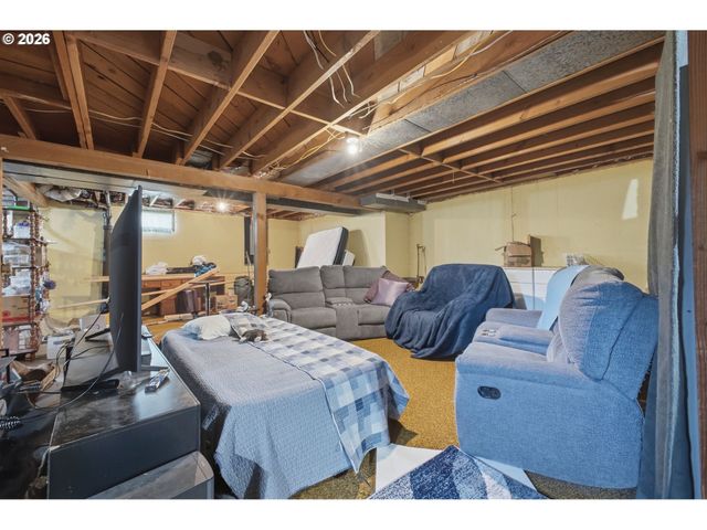 12101 Se LINCOLN St, Portland, OR 97216