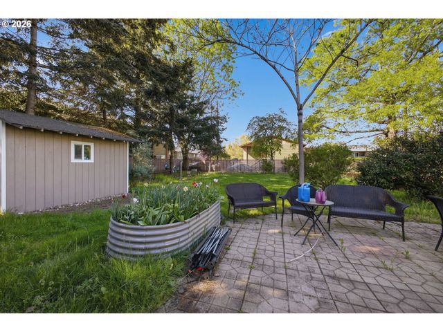 12101 Se LINCOLN St, Portland, OR 97216