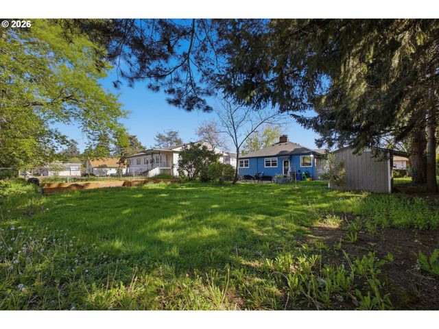 12101 Se LINCOLN St, Portland, OR 97216