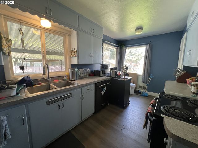 12101 Se LINCOLN St, Portland, OR 97216