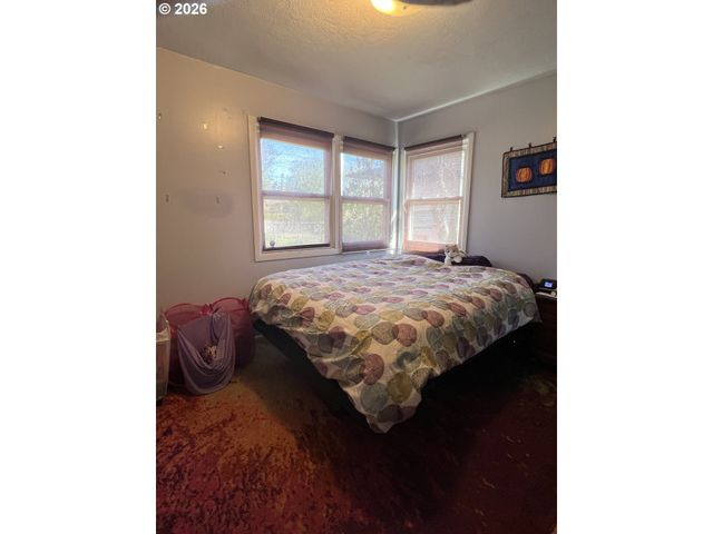 12101 Se LINCOLN St, Portland, OR 97216