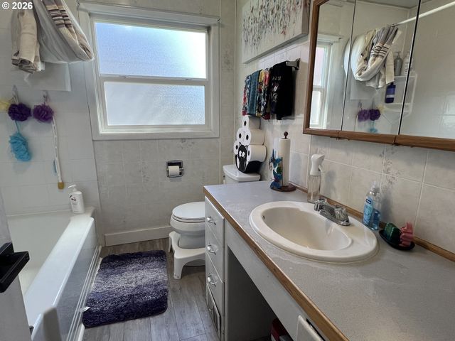 12101 Se LINCOLN St, Portland, OR 97216