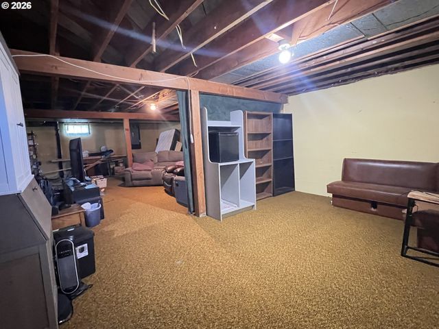 12101 Se LINCOLN St, Portland, OR 97216