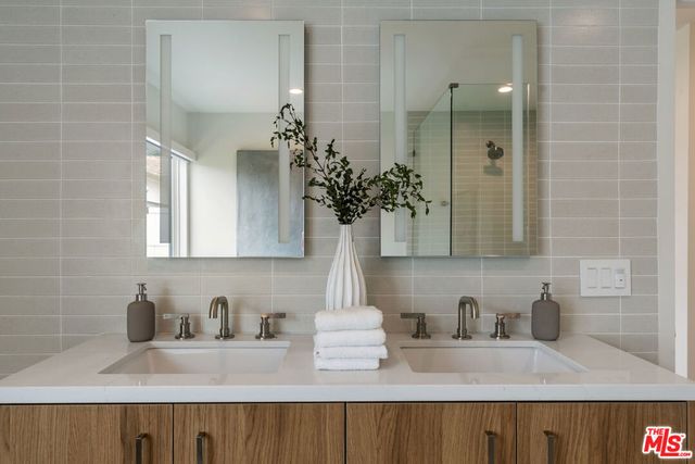 3815 S Cochran Avenue, Los Angeles, CA 90008