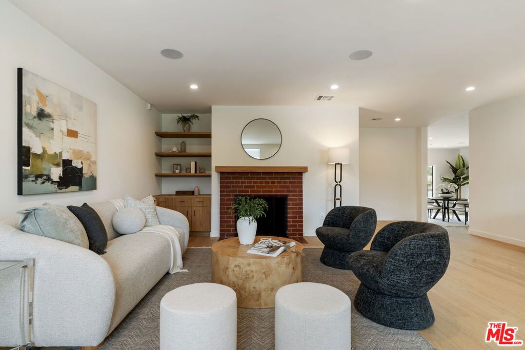 Image 10 of property listing at 3815 S Cochran Avenue, Los Angeles, CA 90008