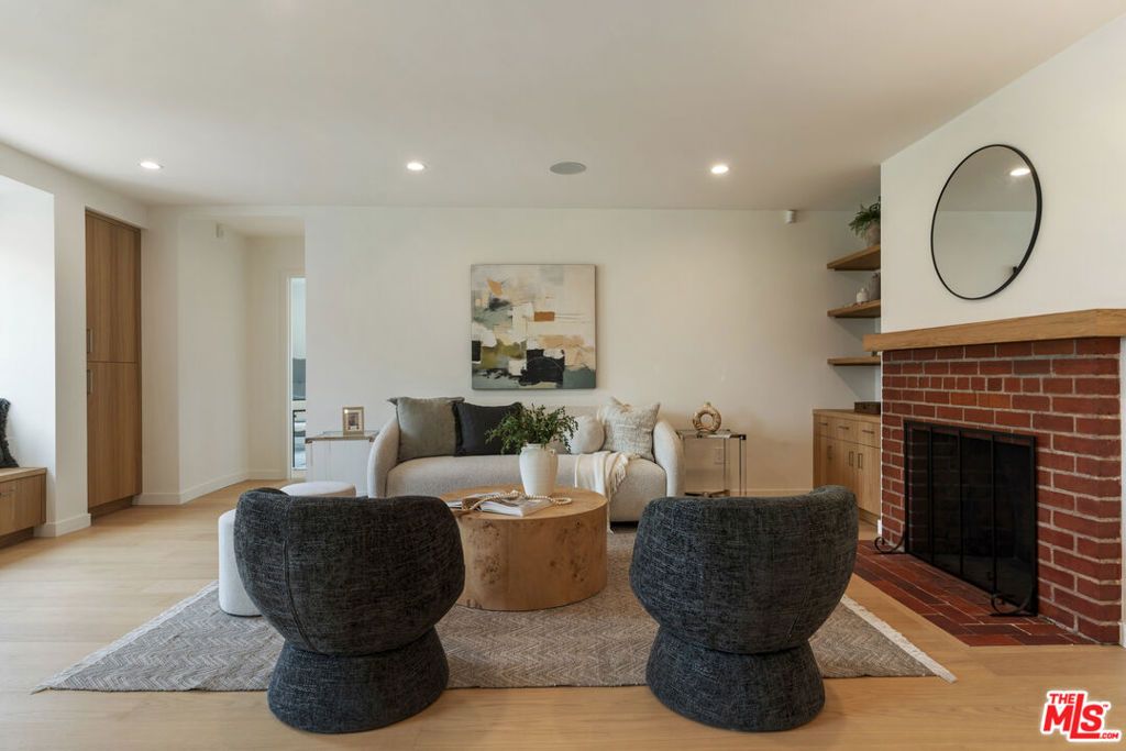 Image 11 of property listing at 3815 S Cochran Avenue, Los Angeles, CA 90008