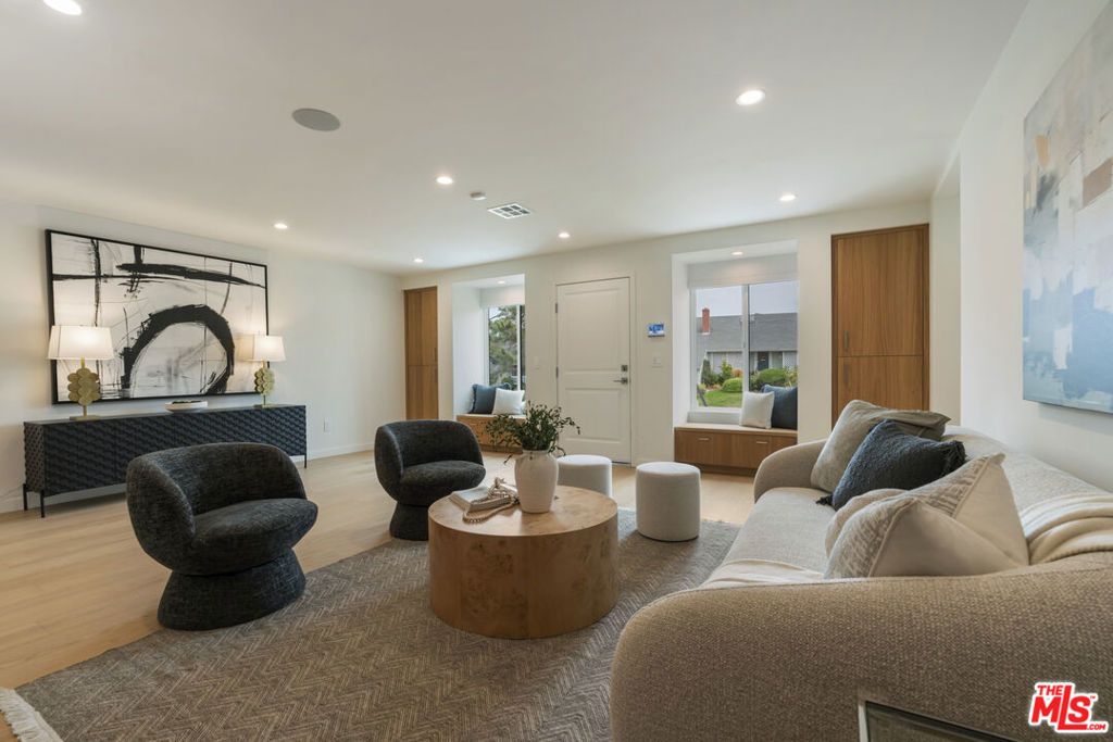 Image 12 of property listing at 3815 S Cochran Avenue, Los Angeles, CA 90008