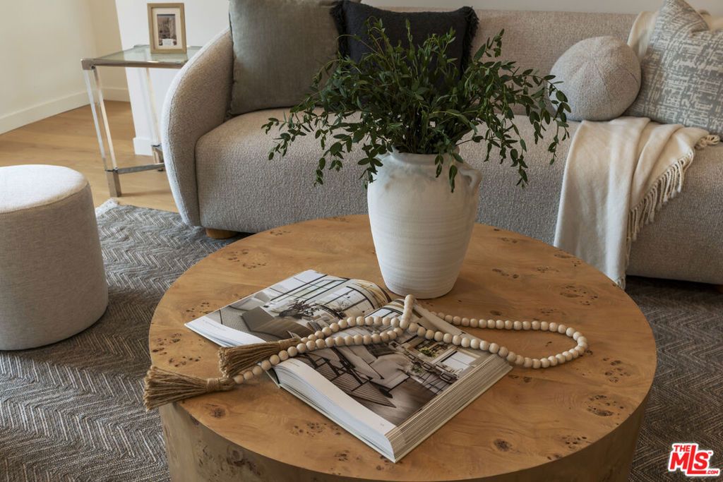 Image 13 of property listing at 3815 S Cochran Avenue, Los Angeles, CA 90008